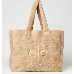 Alo foxy sherpa tote in camel